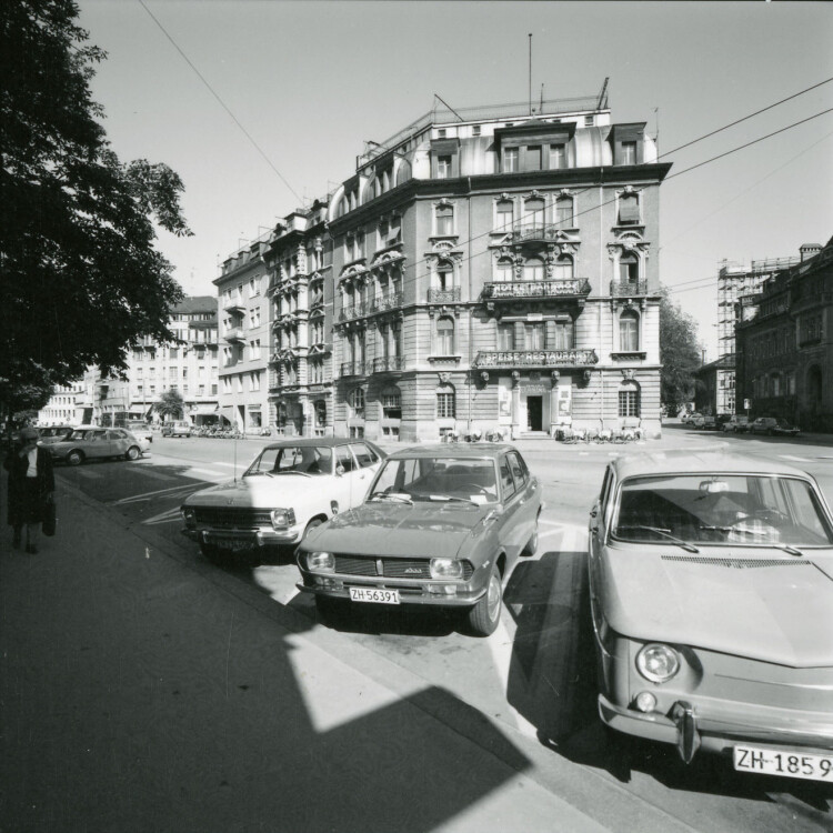 1974: Bahnhofplatz Nord, Terminus-Areal, parkierte Autos und Hotel Terminus 