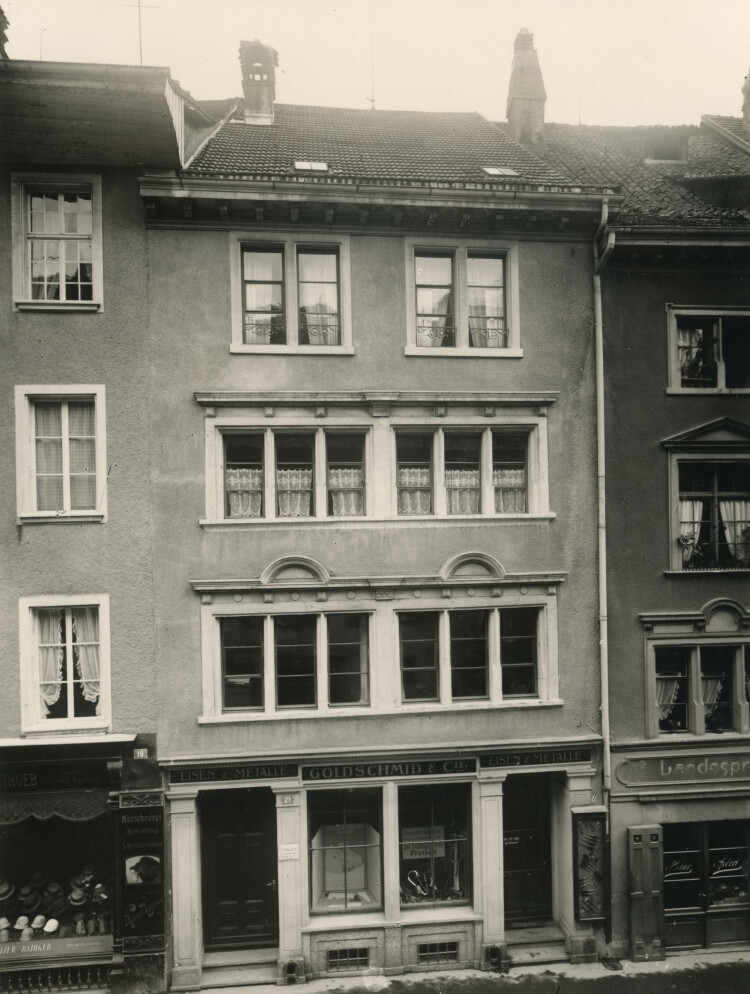 um 1920: Untertor 21. Haus zur Weissen Traube mit Eisenwarengeschäft