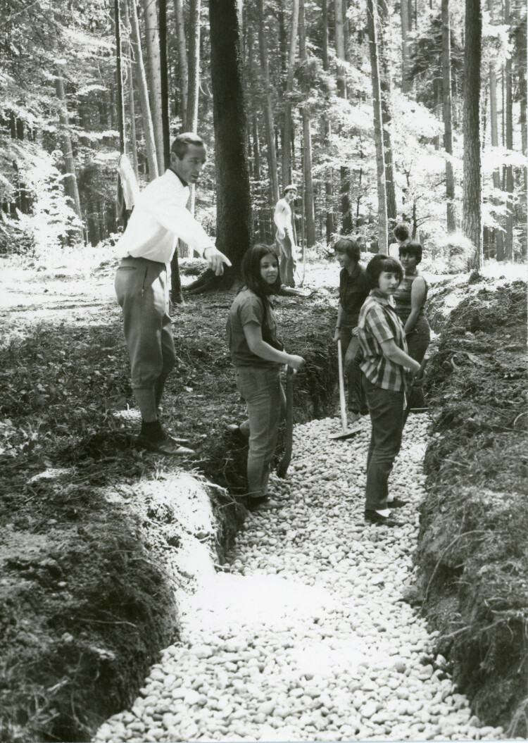 Walter Baumann(1935–2022), Turnlehrer an der Kantonsschule, instruiert Schülerinnen beim Bau des Fitness-Parcours auf dem Lindberg, Sommer 1971