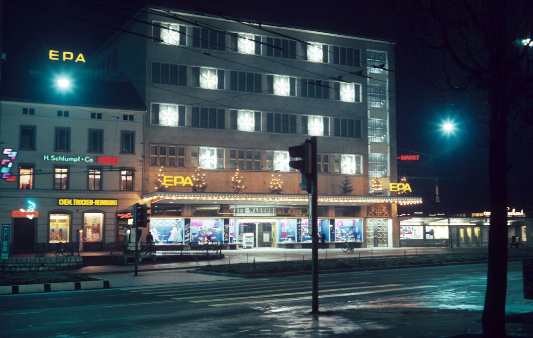 EPA mit Weihnachtsbeleuchtung, 1960er-Jahre.