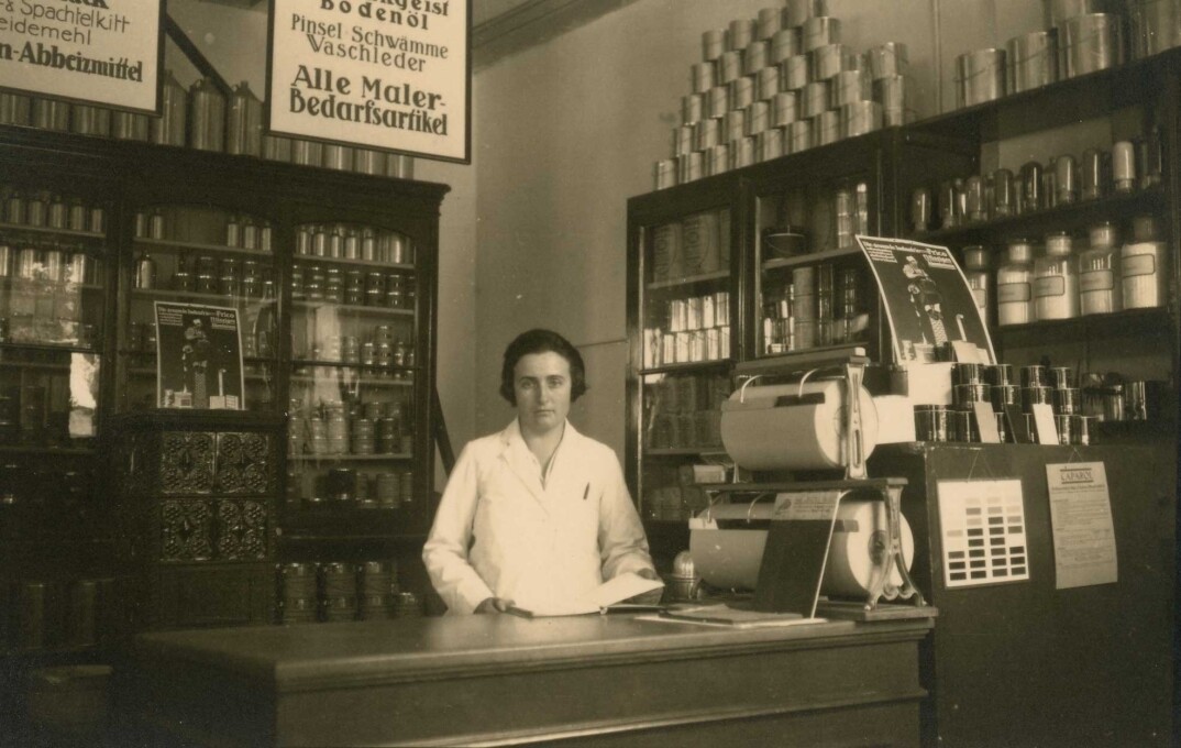 Julie Holweger (1898-1989) in ihrem Farbenladen, um 1925.