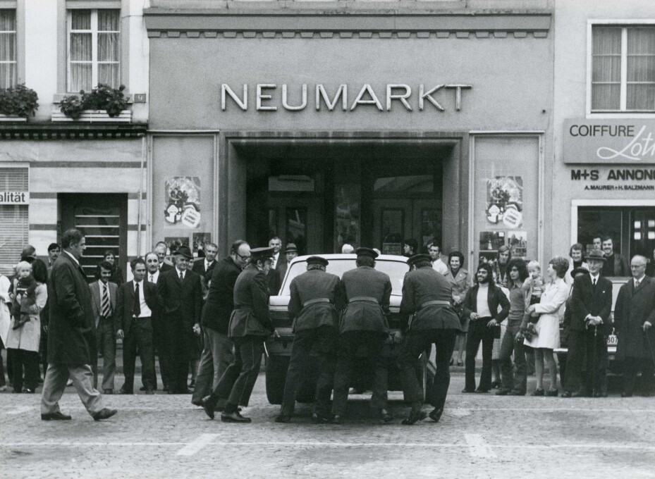 Räumung des Neumarkts für ein Platzkonzert der Rumänischen Militärmusik, Oktober 1973.