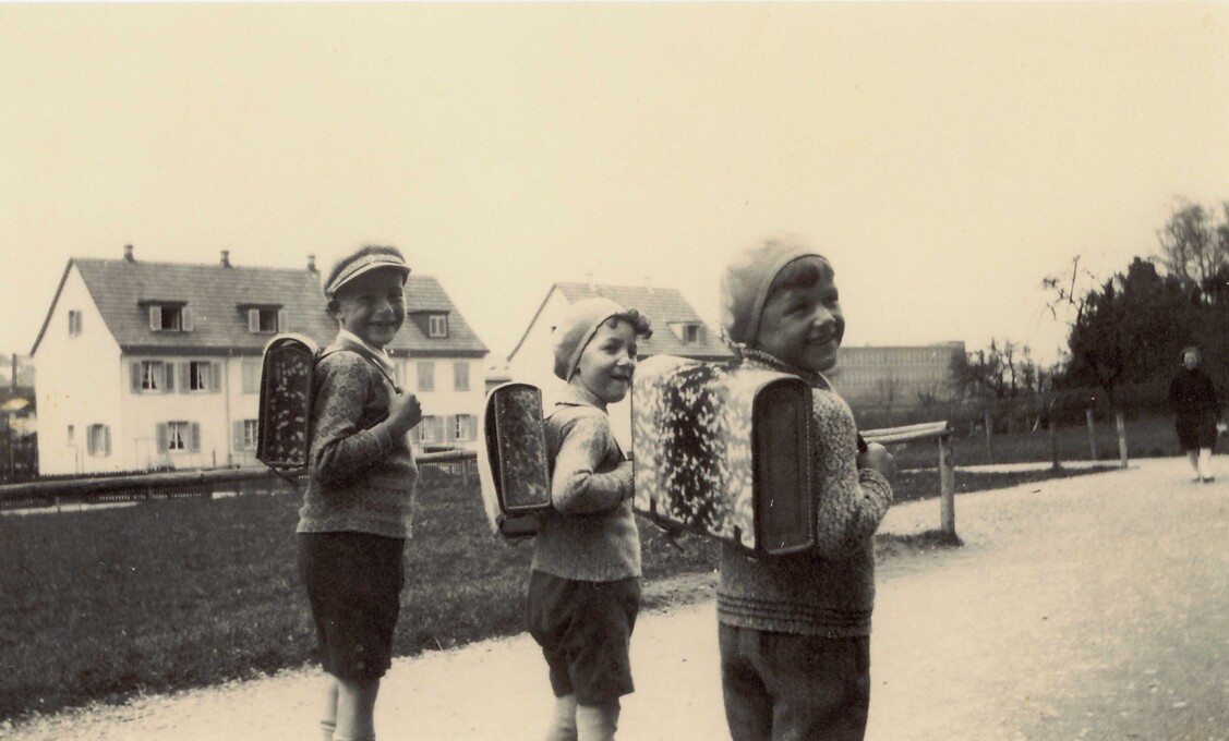 Walter Gross (Mitte) auf dem Schulweg, 1930er-Jahre.