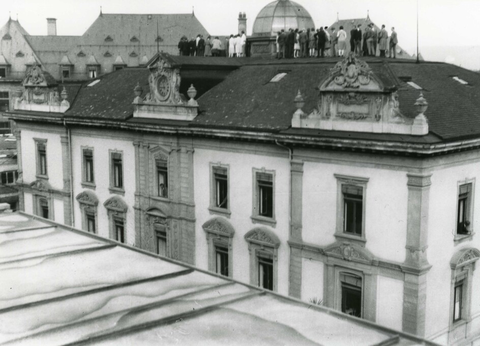 Schaulustige auf dem Dach der (heutigen) UBS während Überflug des Zeppelins, 6. Oktober 1929.