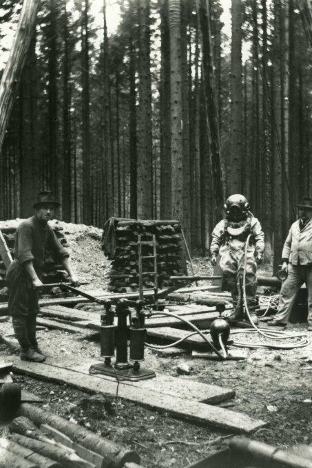 Taucher bei einem Probebrunnen der städtischen Wasserversorgung im Leisental, 1922.