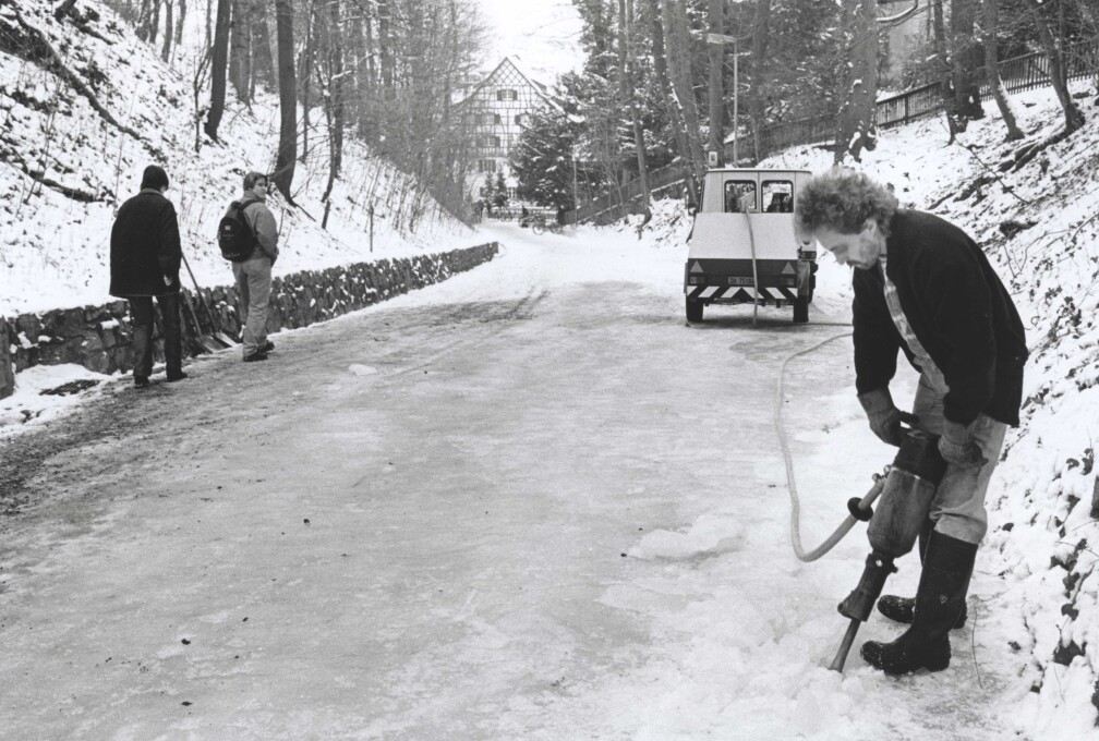 Eisbeseitigung an der Turmhaldenstrasse mithilfe eine Presslufthammers.